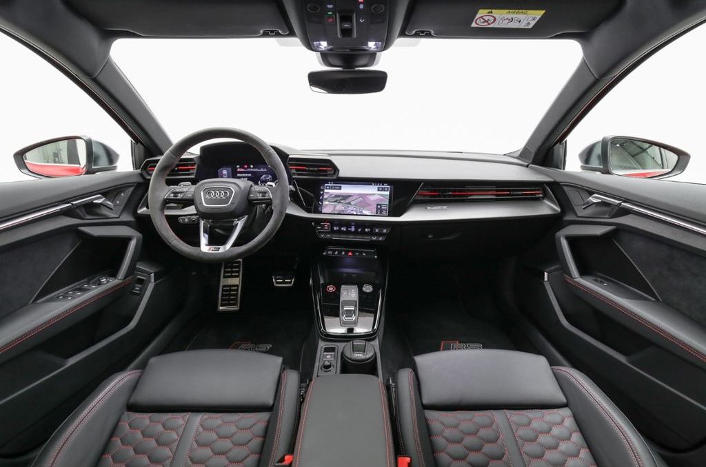 AUDI RS3 sedan 2.5 TFSI quattro S-Tronic | max výbava | nové auto | skladem | od autorizovného prodejce | super cena | červená metalíza | online nákup | online prodej | autoibuy.com